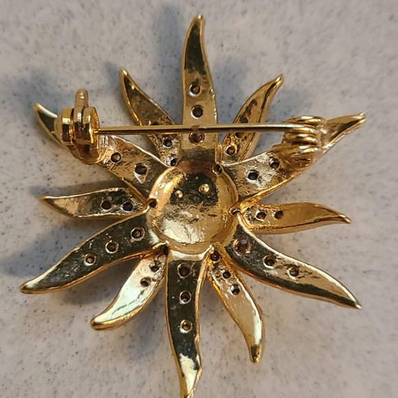 Vintage Star Shaped Brooch with Green Center Stone - Picture 5 of 5